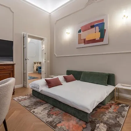New Luxury 3-bedroom & 4-bathroom Duomo Apartman